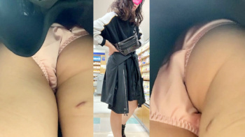 【upskirt2859逆さ撮り】プリプリの白いお尻に食い込み気味なピンクPを撮られちゃうちょっと大人びた感じの若い娘の画像