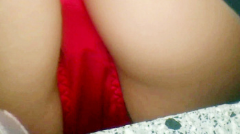 【eros2746座りパンチラ】真っ赤なサテンPを座りパンチラするむちむちな太ももがエロいJKの画像