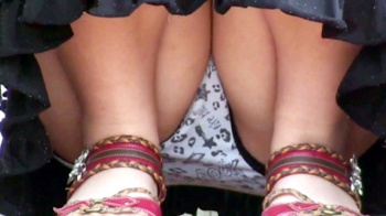 【eros2757しゃがみパンチラ】プリント柄の白地の綿Pをしゃがみパンチラするかなりカワイイ若い娘の画像