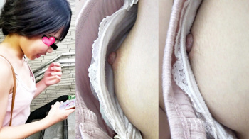 【eros2773乳首チラ】浮きブラし胸元から美味しそうな乳首と乳輪周りの産毛まで撮られちゃう童顔美少女の乳首チラ動画の画像