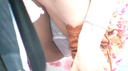 【eros2781しゃがみパンチラ】長めな陰毛をハミ毛する白Pをしゃがみパンチラするギャル系な若い娘の画像