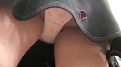 【upskirt2911逆さ撮り】ハート柄の白綿Pを母親の隣で撮られちゃうスベスベぷりぷりの太ももがエロい若い娘の画像