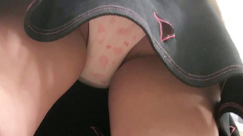 【upskirt2911逆さ撮り】ハート柄の白綿Pを母親の隣で撮られちゃうスベスベぷりぷりの太ももがエロい若い娘の画像