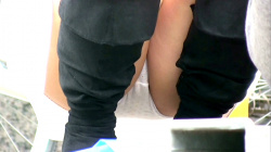 【eros2784しゃがみパンチラ】白Pをしゃがみパンチラするおマ●コの形が分かりそうなクロッチ部分がエロいKくらいの若い娘の画像