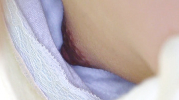 【eros2789乳首チラ】ベビマ教室で美味しそうな黒乳首を胸元から撮られ、おっぱいマッサージをする様子を盗撮される貧乳おっぱいな美人ママさんの画像