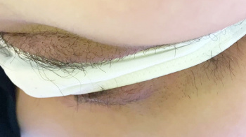 【upskirt2925逆さ撮りJK】白Tバックからマン肉と陰毛をはみ出させるプリケツJKのエロい股間周りを堪能する動画の画像