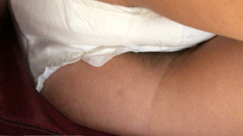 【upskirt2930逆さ撮りJD】クロッチ部分もっこりでサイドからハミ毛する羽付き白Pを撮られちゃうドラッグストアでのJDの画像