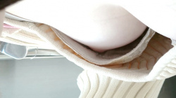 【eros2794乳首チラ】胸元から白いおっぱいと薄ピンクの乳輪を撮られちゃう白ワンピの美人お姉さんの画像