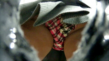 【upskirt2933逆さ撮りJK】お股がもっこりしている赤黒チェックPを前から後ろから撮られちゃうカワイイJKの画像