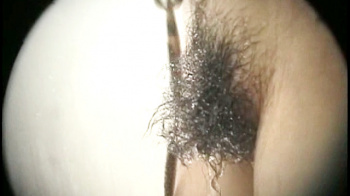 【eros2798シャワー室盗撮】海の家のシャワー室で剛毛もじゃもじゃ陰毛と裸体を撮られる若い娘の画像