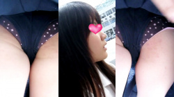【upskirt2943めくりパンチラ】階段でめくりパンチラされ重ねながら紺地の星柄Pを撮られちゃう白い太ももがエロいカワイイJKの画像