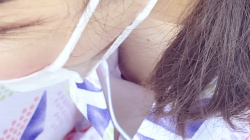 【eros2809乳首チラ】浴衣の胸元から美味しそうなノーブラおっぱいと乳首を撮られちゃう若い娘の画像