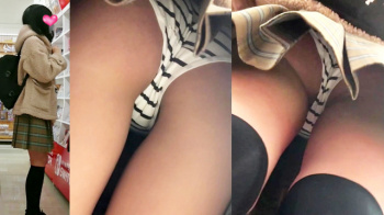 【upskirt2958逆さ撮り】白黒のシマシマPを無警戒に撮られちゃうプリケツ具合がエロいCくらいの若い娘の画像