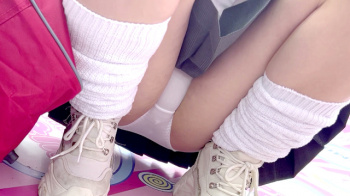 【upskirt2960逆さ撮りJK】お股に白Pをフィットさせしゃがんだ際にデカクリ過ぎて白Pにクリポチするかなり美人なJKの画像
