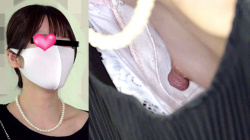 【eros2827乳首チラ】結婚式の受付でゆるい胸元から貧乳おっぱいと美味しそうな乳首を撮られちゃう美人さんの画像