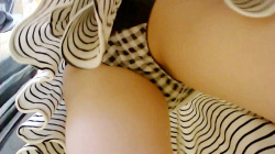 【upskirt3003逆さ撮り】プリプリな太ももとお尻が美味しそうな白黒チェックPのスレンダーな若い娘の画像