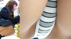 【upskirt3016逆さ撮りJK】しゃがみでのハミ毛する股間の盛り上がりがエロすぎるTバックのシマシマPを撮られる美人なJKの画像
