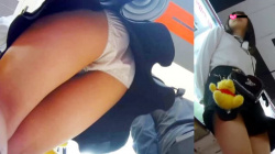 【upskirt3028逆さ撮りJK】ゲーセンで前かがみになりちょっと大きめなサテン系Pをモロ見せしてしまう激カワな私服JKの画像