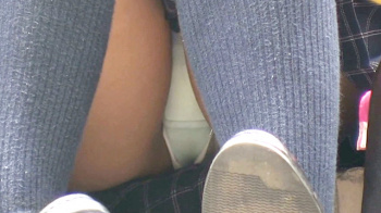 【eros2842座りパンチラ】羽つき白Pを座りパンチラする太もものプリプリ感と股間の膨らみがエロいJKの画像