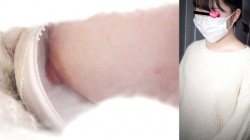 【eros2843乳首チラ】ワクチン接種時に浮きブラして美味しそうなピンク乳首と白いおっぱいを撮られちゃう若い娘の画像