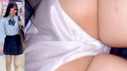 【upskirt3045逆さ撮りJK】白サテンPを粘着撮りされめくりパンチラもされてしまうお股とプリケツ具合がエロいJKの画像