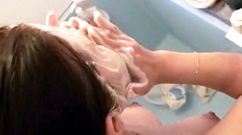 【eros2851お風呂盗撮】洗顔・洗髪しているところを真上から盗撮されムダ毛処理する姿をも撮られるおっぱいの大きい若い娘の画像
