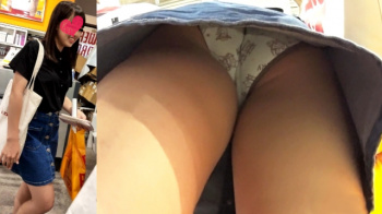 【upskirt3049逆さ撮り】可愛らしいキャラプリントの綿Pを撮られるぷりっとしたお尻がエロいCくらいの美少女の画像