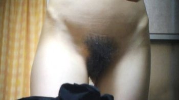 【eros2873民家盗撮】お風呂上がりに全裸で食器を洗うフサフサの陰毛具合がエロい陥没乳首のスレンダー美人の画像