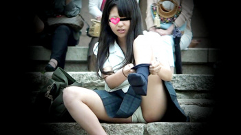 【eros2876座りパンチラ】靴下を履く際に足を上げてしまい白Pを撮られてしまうまだ幼さ残る可愛らしいJKの画像