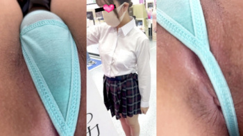 【upskirt3097逆さ撮りJK】ターコイズブルーのTバックをお股に張り付かせ食い込み直しでおマ●コを撮られちゃうアナル丸出しなJKの画像