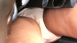 【upskirt3118逆さ撮りJK】長時間光量抜群なふっくらと膨らむフロントを撮られ、屈みで若干汚れのあるピンクPを撮られるJKの画像