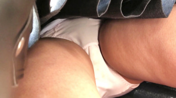 【upskirt3118逆さ撮りJK】長時間光量抜群なふっくらと膨らむフロントを撮られ、屈みで若干汚れのあるピンクPを撮られるJKの画像