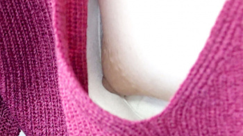 【eros2892乳首チラ】胸元から白いおっぱいとぷっくり膨らむ美味しそうなパフィーニップル乳首を撮られちゃうエロカワなDくらいの若い娘の画像