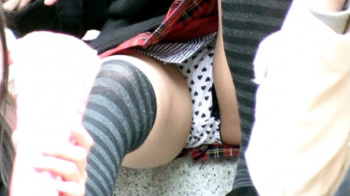 【eros2893座りパンチラ】白地に黒のハート柄Pを階段で座りパンチラするニーソに白い太ももがエロい若い娘の画像