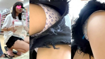 【upskirt3137逆さ撮り】可愛らしいプリント柄の綿Pをショーパンの隙間からがっつり撮られちゃうとてもカワイイ若い娘の画像