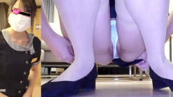【eros2895パンチラ・乳首チラ】小さめな白Pから陰毛とマン肉をはみ出させ乳首までも撮られちゃうかなり美人なホテルスタッフの画像