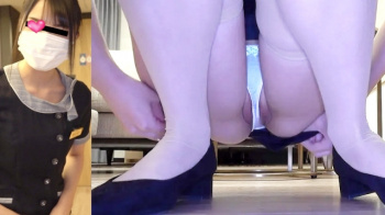 【eros2895パンチラ・乳首チラ】小さめな白Pから陰毛とマン肉をはみ出させ乳首までも撮られちゃうかなり美人なホテルスタッフの画像