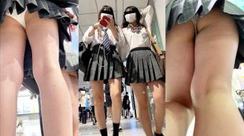 【upskirt3144逆さ撮りJK】長時間粘着撮りされ生Pとプリプリの太ももを晒し続ける2人組のJKの画像