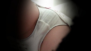 【upskirt3197逆さ撮りJK】真下からフロント中心に白Pを撮られおマ●コの形が分かるぐらいのお股の膨らみがエロすぎる水玉ワンピの妹系JKの画像