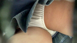 【upskirt3210逆さ撮りJK】お股に食い込む白サテンPを前後から撮られちゃう美味しそうな太もものミニスカJKの画像