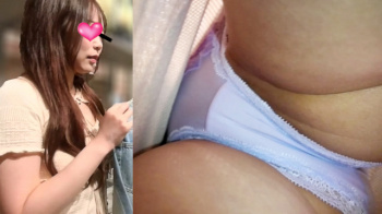 【upskirt3217逆さ撮り店員さん】お股にフィットするフロントスケスケの薄い水色Pを接客中に撮られちゃう美人な店員さんの画像