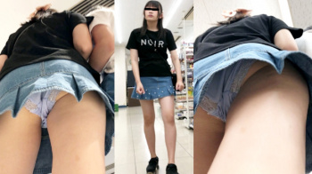 【upskirt3236逆さ撮り】ちょっとエロめなサテンのラベンダーブルーPを撮られるデニムスカートから伸びる生足が美味しそうなKくらいの若い娘の画像