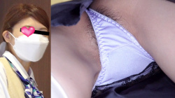 【upskirt3277逆さ撮りお姉さん】大量の陰毛がはみ出る薄いパープルのサテンPを逆さとしゃがみで撮られちゃうビジネスホテルの美人お姉さんの画像