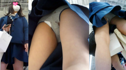 【upskirt3287逆さ撮りJK】羽根つきのちょっと汚れているグレーPを撮られるプリンプリンな太もものJKの画像