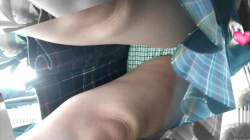 【upskirt3289逆さ撮りJK】スマホに夢中でカワイイ顔面とライトグリーンの格子柄Pをフロントから撮られちゃうJKの画像
