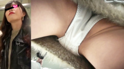 【upskirt3301逆さ撮り店員】ワンピが短すぎてちょっと動いただけでお股に張り付く白Pを接客中に撮られちゃう美人な店員さんの画像