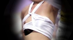 【eros2978乳首チラ】ヌーブラと衣装がズレて貧乳おっぱいと黒乳首を晒してしまうサンバパレードのお姉さんの画像