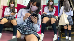 【eros2992対面パンチラ】対面で盗撮されることに気付くと自らスカートをたくし上げ挑発的に薄ピンクPを見せてくれるかなり可愛いJKの画像