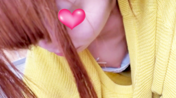 【eros2998乳首チラ】胸元ざっくり開いたサマーセーターからBくらいのおっぱいと美味しそうなピンク乳首を撮られちゃう車内の片付けをする若い娘の画像