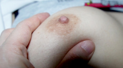 【eros3004睡眠イタズラ】睡眠中にブラを捲られ美味しそうな貧乳ちっぱいと色素薄めなピンク乳首を撮られちゃうJKの画像